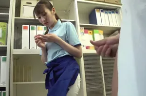 Má kế ôn bài cho cậu con trai trước kỳ thi với phần thưởng hấp dẫn