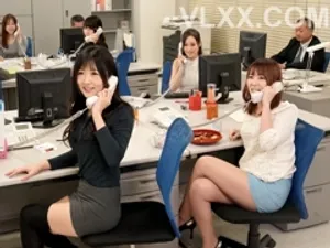 Một cô gái bú cu giỏi xứng đáng được ấn xuống và xuất tinh