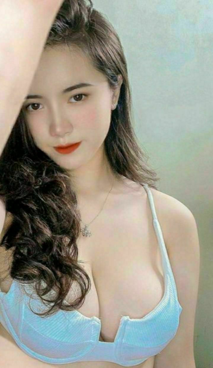 An ủi nhỏ em kế đang khóc vì bị cô bạn gái chia tay